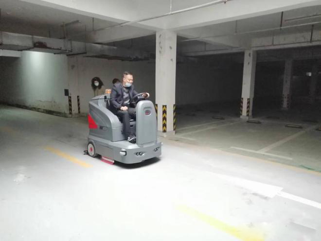 德宏小区物业保洁不用人力改用驾驶式洗地机了